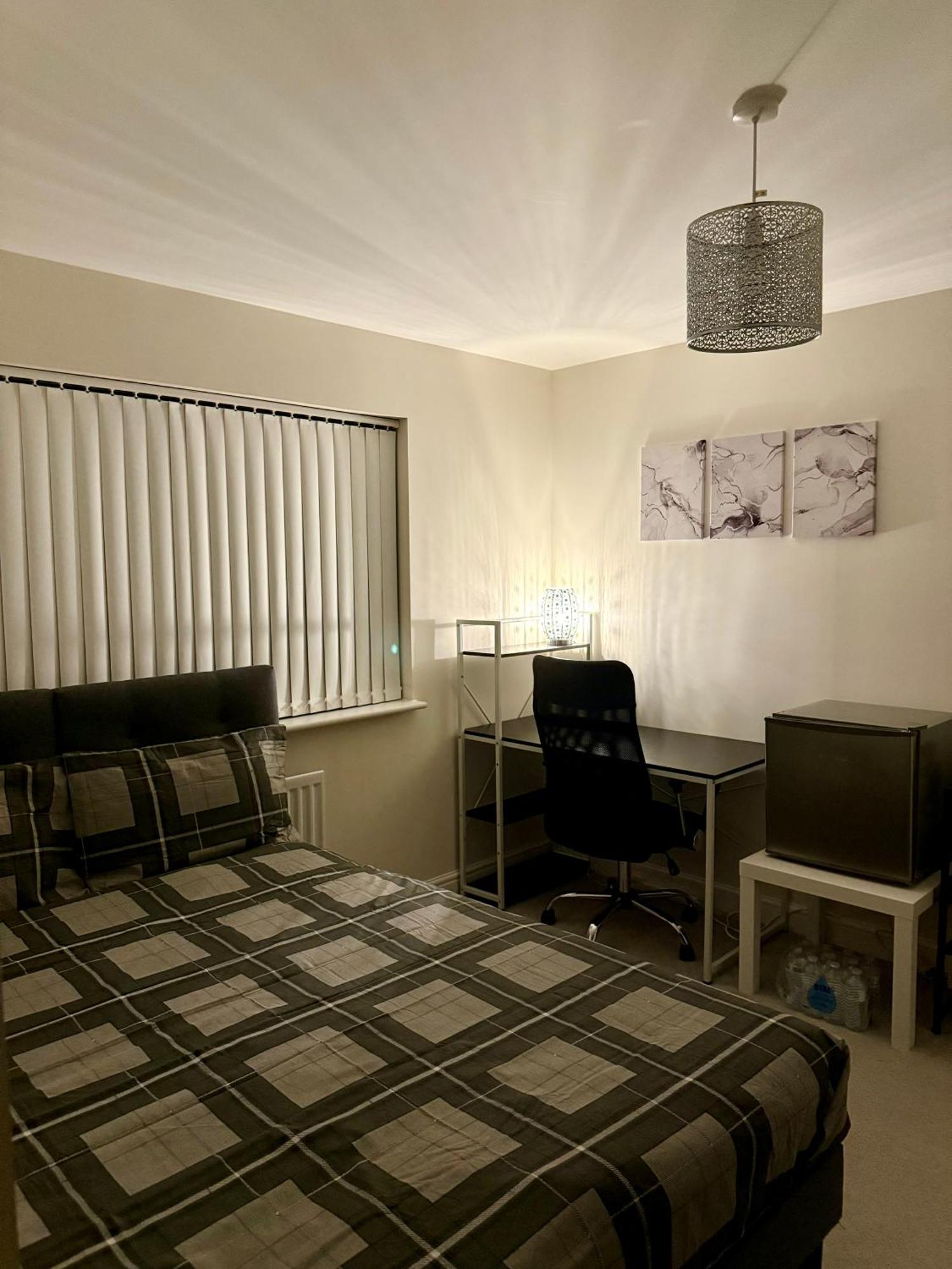 Large Double Room & Private Ensuite Bathroom, Badbury Park, Swindon, Near Great Western Hospital Екстер'єр фото