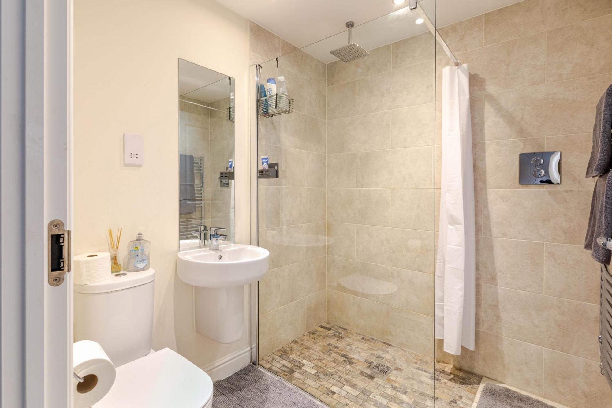 Large Double Room & Private Ensuite Bathroom, Badbury Park, Swindon, Near Great Western Hospital Екстер'єр фото